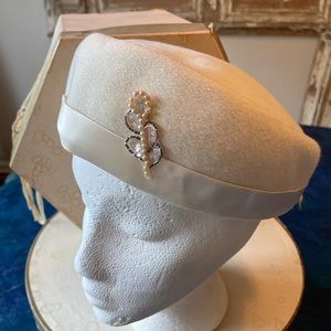 CREAM VINTAGE WOOL HAT w/ satin ribbon trim and “brooch” accent.
